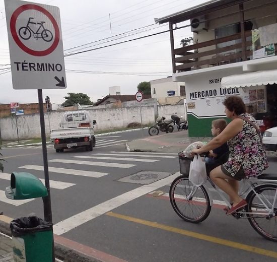 FUMTRAN reforça sinalizações verticais em áreas escolares